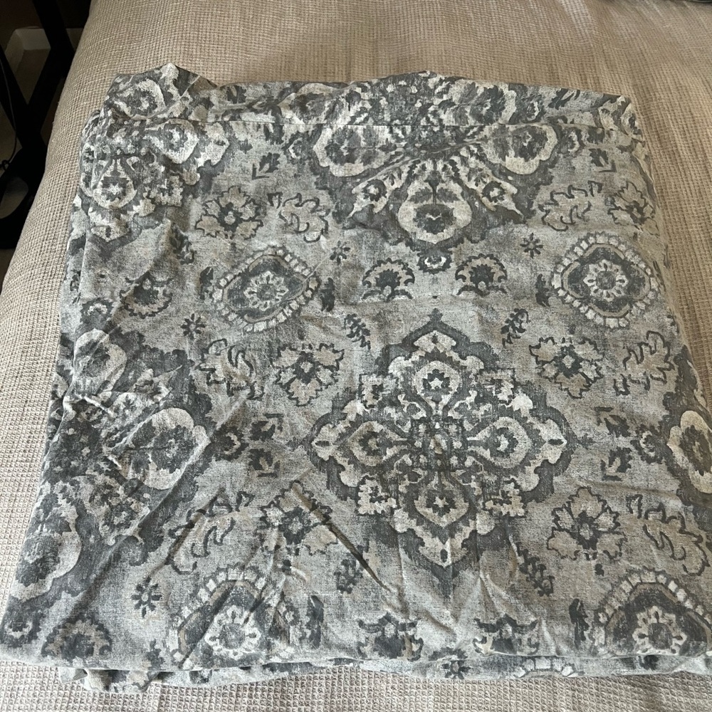Pottery Barn Queen Gray Medallion Duvet